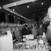 duża grupa l mężczyzn ogląda stoiska w hali wystawienniczej