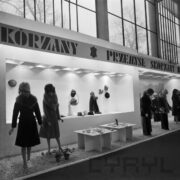 stoiska w hali targowej z futrami i kożuchami prezentowanymi na manekinach oraz innymi wyrobami futrzarskimi