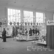 stoiska ze skarpetami w hali wystawowej