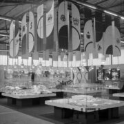 stoiska w hali wystawowej