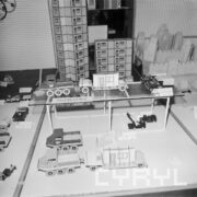 stoisko z zabawkami w hali wystawowej