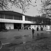 plac przed pawilonem wystawowym, po którym spacerują ludzie