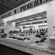 stoiska z butami w hali wystawowej