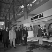 grupa mężczyzn w hali wystawienniczej