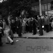 duża grupa w większości mężczyzn przed pawilonem wystawienniczym