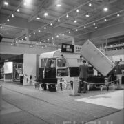 stoisko prezentujące zamiatarkę ulic w hali wystawowej