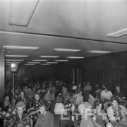 kobiety siedzą przy stolikach, na których przygotowano poczęstunek