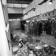 grupa kobiet i mężczyzn w hali wystawowej