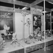 stoiska z pluszowymi zwierzątkami w hali wystawowej