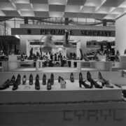 stoiska z butami w hali wystawowej