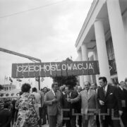 duża grupa ludzi, w większości mężczyzn, zwiedza tereny wystawiennicze