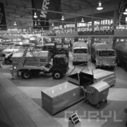 ekspozycja samochodów związanych z usługami komunalnymi w dużej hali wystawowej