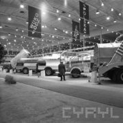 ekspozycja samochodów związanych z usługami komunalnymi w dużej hali wystawowej