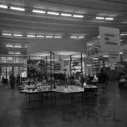 stoiska w hali wystawowej
