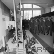 grupa mężczyzn w hali wystawowej