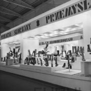 stoiska z butami w hali wystawowej