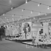 stoiska z bielizną w hali wystawowej, część artykułów prezentowana na manekinach