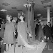 stoisko w hali targowej z odzieżą prezentowane na manekinach