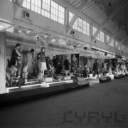 stoiska w hali targowej z odzieżą prezentowaną na manekinach