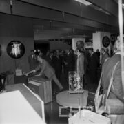 duża grupa mężczyzn przy stoisku z telewizorami