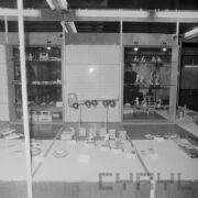 stoisko z zabawkami w hali wystawowej