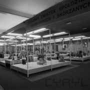 stoiska z torbami w hali targowej