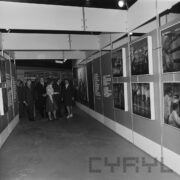 grupa ludzi ogląda stoiska w hali wsytawowej