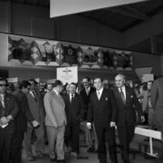 grupa mężczyzn w hali wystawienniczej