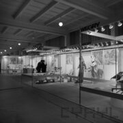 stoiska z odzieżą ochronną prezentowaną na manekinach, przy stoisku dwóch mężczyzn