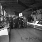 duża grupa mężczyzn w hali wystawienniczej