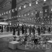 stoiska w hali targowej z odzieżą prezentowaną na manekinach