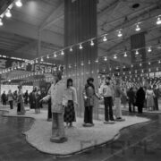 stoiska w hali targowej z odzieżą prezentowaną na manekinach