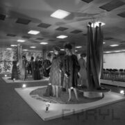 stoiska w hali targowej z odzieżą prezentowaną na manekinach