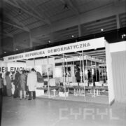 stoiska w hali wystawowej, z lewej stoi kilka osób