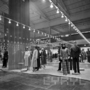 stoiska w hali targowej z odzieżą prezentowaną na manekinach