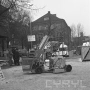 maszyna na niewielkim placu wśród budynków