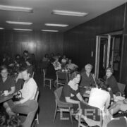 kobiety siedzą przy stolikach, na których przygotowano poczęstunek