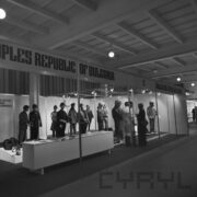 stoisko z odzieżą ochronną prezentowaną na manekinach