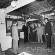 grupa mężczyzn w hali wystawienniczej