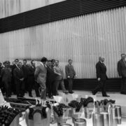 grupa mężczyzn ogląda ekspozycję targową