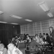 kobiety siedzą przy stolikach, na których przygotowano poczęstunek