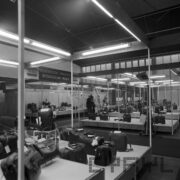 stoiska z torbami w hali targowej