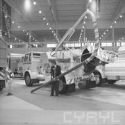 ekspozycja samochodów związanych z usługami komunalnymi w dużej hali wystawowej