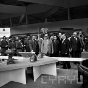 grupa mężczyzn w hali wystawienniczej