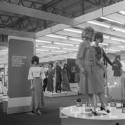 stoiska w hali targowej z odzieżą prezentowaną na manekinach