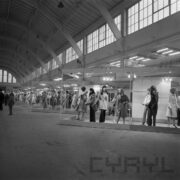 stoiska w hali targowej z odzieżą prezentowaną na manekinach