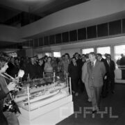 duża grupa ludzi, w większości mężczyzn, ogląda stoiska w hali wystawienniczej