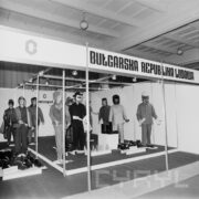 stoiska z odzieżą ochronną prezentowaną na manekinach