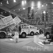 ekspozycja samochodów związanych z usługami komunalnymi w dużej hali wystawowej