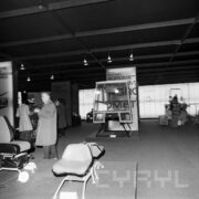 ekspozycja w hali wystawowej, z lewej oglądający ją zwiedzający